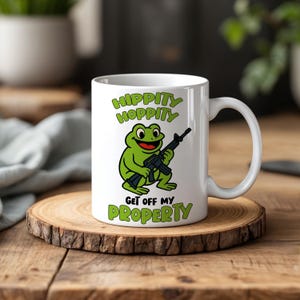 Mug « Hippity Hoppity Get Off My Property », tasse à café grenouille armée humoristique, cadeau mème grenouille armée pour lui ou elle