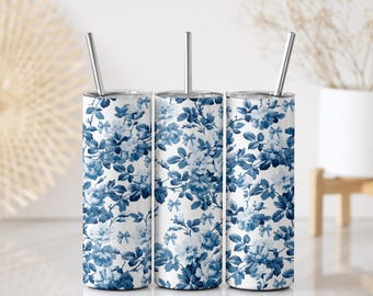 Blå blommor och rosetter-tumbler, Cottagecore-dryckesglas, elegant blommig stålmugg, chic botanisk sublimeringsmugg, isolerad resemugg