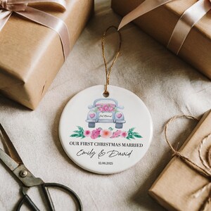 Trouwauto-ontwerp Our First Christmas Married Keepsake, gepersonaliseerd huwelijkscadeau kerstornament, 1st Xmas As Married keramisch ornament