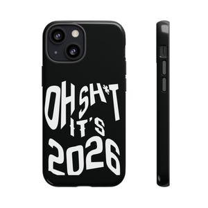 以下が含まれることがあります： 黒い携帯電話ケース。白い文字で「OH SH*T IT'S 2026」と書かれています。ケースは光沢仕上げで、カメラの切り抜きがあります。側面図はケースの厚さとボタン配置を示しています。