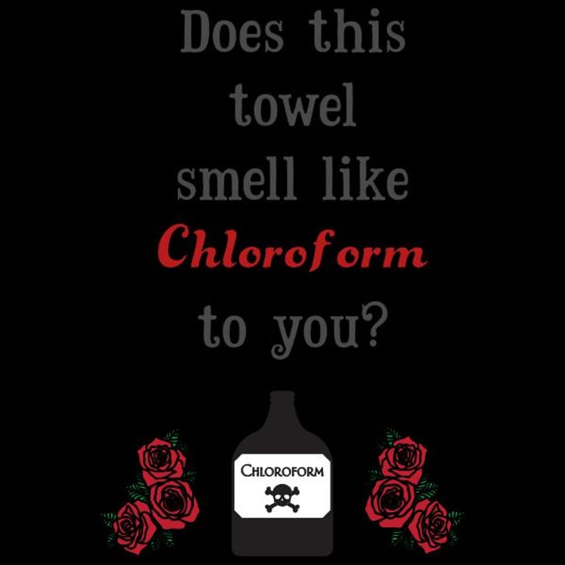 Pode incluir: Um fundo preto com texto branco que diz "Does this towel smell like Chloroform to you?" Uma garrafa preta com uma caveira branca e ossos cruzados e a palavra "Chloroform" est&aacute; no centro da imagem. Tr&ecirc;s rosas vermelhas est&atilde;o de cada lado da garrafa.