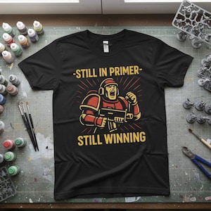 面白い卓上ゲーマーシャツ、ミニチュアペイントTシャツ：まだ下地処理中
