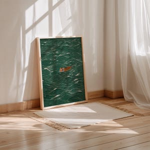 Pu&ograve; includere: Stampa artistica incorniciata con una tigre che nuota in acqua verde con motivi di onde bianche. L'opera d'arte ha una cornice in legno ed &egrave; appoggiata a un muro bianco. Un tappeto beige &egrave; sul pavimento di legno.
