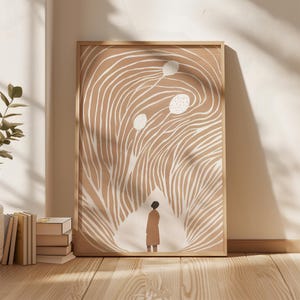 Op de afbeelding: Een ingelijste kunstdruk met een abstract ontwerp in tinten beige en wit. Het kunstwerk toont een figuur die in een lichte ruimte staat, omringd door vloeiende lijnen en drie cirkelvormige vormen. De lijst is gemaakt van lichtgekleurd hout.