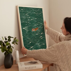 Pu&ograve; includere: Un cartello in legno fatto a mano con la scritta "Welcome to our home" in stile scritto a mano. Il cartello &egrave; dipinto di bianco con una finitura invecchiata e presenta un design floreale decorativo. &Egrave; progettato per essere appeso al muro.