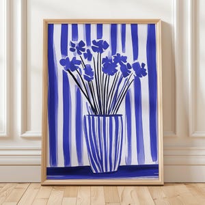 Arte mural con jarrón floral azul, estampado botánico a rayas, póster floral minimalista, decoración elegante para el hogar, descarga digital moderna