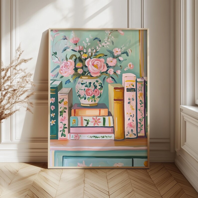 K&ouml;nnte beinhalten: Ein Stillleben-Gem&auml;lde mit einer Vase voller rosa Blumen und einem Stapel bunter B&uuml;cher. Die Vase ist mit Blumenmustern verziert und die B&uuml;cher haben Blumen- und geometrische Muster.
