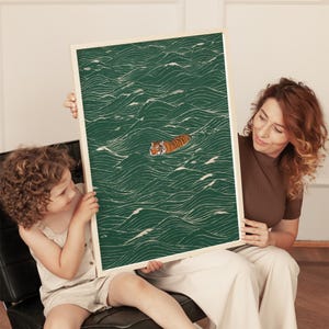 Pu&ograve; includere: Una stampa artistica incorniciata raffigurante una tigre che nuota tra le onde verdi. La tigre ha strisce arancioni e nere. L'opera d'arte ha uno stile minimalista e una cornice color crema.
