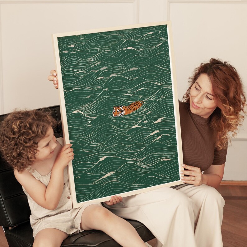 Pu&ograve; includere: Una stampa artistica incorniciata raffigurante una tigre che nuota tra le onde verdi. La tigre ha strisce arancioni e nere. L'opera d'arte ha uno stile minimalista e una cornice color crema.