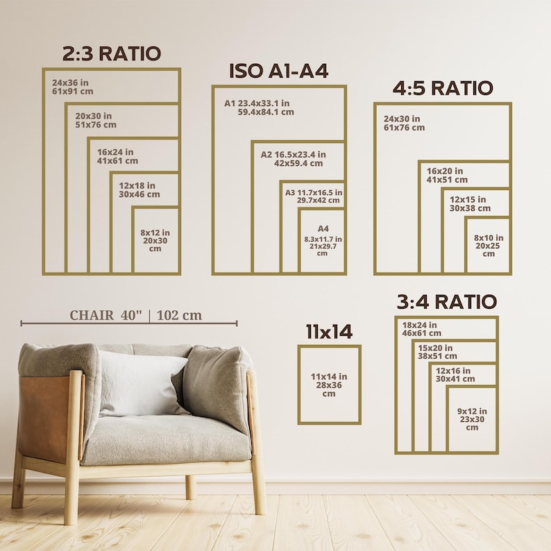 Op de afbeelding: Een beige fauteuil met een licht kussen en een bruin lederen detail. De afbeelding toont verschillende frameformaten en verhoudingen, waaronder 2:3, 4:5, 3:4 en ISO A1-A4, met afmetingen in inches en cm.