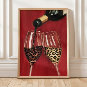 Leopardvinsglaskonst Djurtryck Vin Digital Poster Röd Bakgrund Champagne Toast Väggkonst Djungelinspirerad Dryckdekor Nedladdning