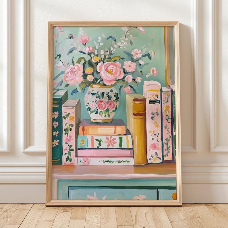 K&ouml;nnte beinhalten: Ein Gem&auml;lde mit einem Blumenarrangement in einer wei&szlig;en Vase mit rosa Bl&uuml;ten, das auf einem Regal mit einem Stapel B&uuml;cher mit floralen Mustern auf den Einb&auml;nden steht. Der Hintergrund ist hellgr&uuml;n.