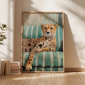 チーターソファアート リラックスした大きな猫の絵画 ストライプソファ 動物ウォールアート モダンサファリ装飾 野生動物ポスター ジャングルテーマ リビングルーム用