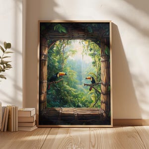 以下が含まれることがあります： 竹の窓から見えるジャングルの風景を描いた、額入りのアートプリント。2羽のオオハシが枝に止まり、カラフルなくちばしと羽が緑の葉と対照的です。このアートワークは、静けさと自然の美しさを感じさせます。