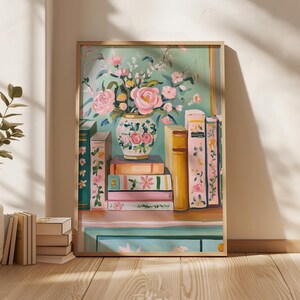K&ouml;nnte beinhalten: Ein Gem&auml;lde mit einer Vase voller rosa Blumen auf einem Regal mit einem Stapel B&uuml;cher. Die Vase ist mit Blumenmustern verziert und die B&uuml;cher haben bunte Umschl&auml;ge.