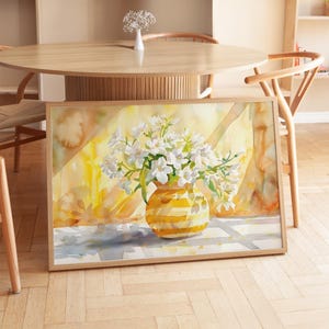Arte de naturaleza muerta floral, ramo de flores blancas en jarrón de rayas amarillas, pintura de acuarela suave, decoración de pared botánica brillante, póster de casa de campo