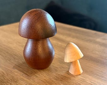 Figurine di funghi in legno