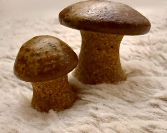 Statuette di funghi in legno d'epoca