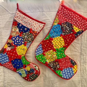 Vintage quiltade julstrumpor, set om 2 | Färgglatt blommigt lapptäcke | Handgjorda garntuftdekorationer | Retro juldekorationer