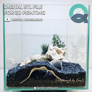 Op de afbeelding: Een digitaal STL-bestand voor 3D-printen met een terrariumontwerp van zwart grind, witte poreuze rotsen en groene kunstplanten. De tekst luidt DIGITAL STL FILE FOR 3D PRINTING, DIGITAL DOWNLOAD en Designs made by LinasV.