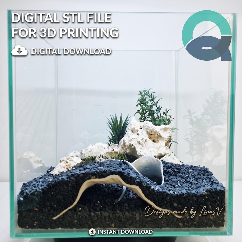 Op de afbeelding: Een digitaal STL-bestand voor 3D-printen met een terrariumontwerp van zwart grind, witte poreuze rotsen en groene kunstplanten. De tekst luidt DIGITAL STL FILE FOR 3D PRINTING, DIGITAL DOWNLOAD en Designs made by LinasV.