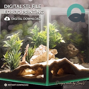 Könnte beinhalten: Eine digitale STL-Datei für den 3D-Druck als digitaler Download, die ein Terrarien- oder Aquarien-Habitat-Design zeigt. Das Bild zeigt ein Glasgehäuse mit grünen Kunstpflanzen, hellen Steinen und einem sandigen Untergrund.