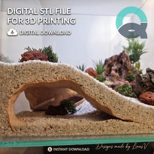 Puede incluir: Un archivo STL digital para impresión 3D que muestra una estructura de cueva arqueada de color arena con una superficie texturizada. El diseño incluye una superficie superior inclinada decorada con pequeños parches de musgo verde, rocas rojizas y madera.
