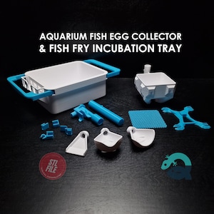 Op de afbeelding: Een verzameling aquariumaccessoires, waaronder een wit en blauw vissen eierverzamelaar en een viskweekincubatietray. De set bevat verschillende componenten in wit en blauw, met de tekst "AQUARIUM FISH EGG COLLECTOR & FISH FRY INCUBATION TRAY".