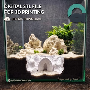 Könnte beinhalten: Eine digitale STL-Datei für den 3D-Druck, die einen Querschnitt eines Terrariums zeigt, mit einer weißen, gewölbten Höhlenstruktur in dunkler Erde und Sand, umgeben von hellen Felsen und grünem Blattwerk in einem Glasgehäuse.
