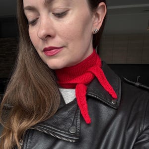 Handgemaakte wollen kleine Sophie sjaal, kleine halsdoek, handgemaakt cadeau, rode kleine sjaal