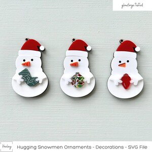Fichier SVG | Décorations d'ornements de bonhommes de neige étreignant | chaussettes, ampoule, ornement | Fichier découpé au laser | Testé avec Glowforge | Noël | Hiver