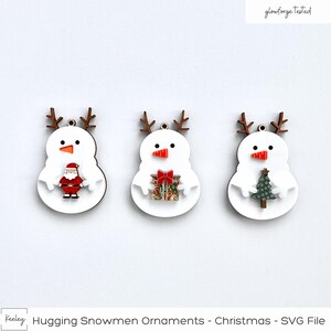 Fichier SVG | Embrasser les ornements de bonhommes de neige de Noël | Père Noël, cadeau, arbre | Fichier découpé au laser | Testé avec Glowforge | Décoration des Fêtes | Hiver