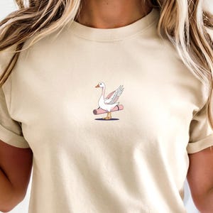 Minimalist Goose Yoga T-Shirt | Silly Goose Shirt | Yoga Instructor Gift | Best Friend Present Ideas | Trendy Minimalist Clothing