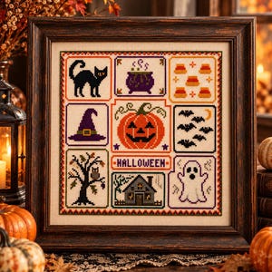 Peut inclure: Un cadre contenant une broderie au point de croix représentant des motifs d'Halloween : un chat noir, un chaudron violet, des bonbons, un chapeau de sorcière, une citrouille centrale, des chauves-souris, un hibou, une maison et un fantôme.