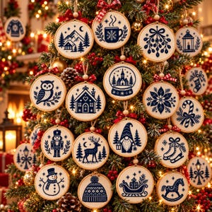 Peut inclure: Une collection d'ornements ronds en bois pour broderie avec des motifs cousus bleu marine sur tissu crème, incluant un bonhomme de neige, un casse-noisette, un hibou, un renne, un gnome et des scènes d'hiver, ornés d'un petit nœud en ruban écossais rouge.