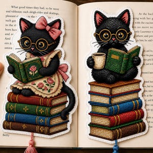 Peut inclure: Deux marque-pages brodés représentant des chats noirs lisant des livres. Le chat de gauche porte un nœud rose et un tablier à fleurs sur une pile de quatre livres. Le chat de droite porte des lunettes rondes, tenant une tasse et un livre.