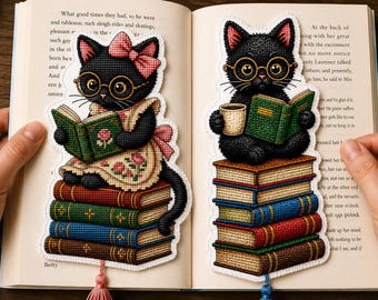 Könnte beinhalten: Zwei gestickte Lesezeichen mit schwarzen Katzen mit Brille. Die linke Katze trägt eine rosa Schleife und eine geblümte Schürze und liest ein grünes Buch auf vier Büchern. Die rechte Katze hält eine Tasse und ein grünes Buch auf vier Büchern.