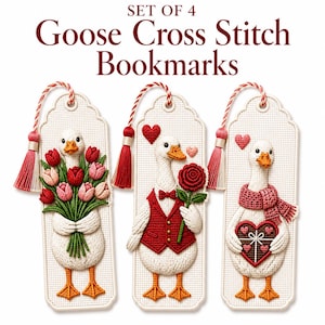 Peut inclure: Un ensemble de trois marque-pages rectangulaires avec des motifs au point de croix représentant des oies blanches sur un fond en tissu crème. Chaque marque-page possède un pompon en cordon torsadé rouge et blanc. Les oies tiennent des tulipes.