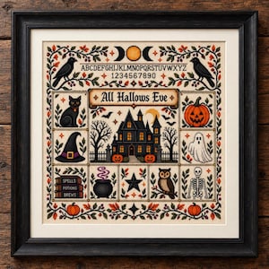 Op de afbeelding: Een ingelijste kruissteek sampler getiteld All Hallows Eve met een alfabet, cijfers, een centraal spookhuis en diverse Halloween-motieven waaronder een zwarte kat, pompoen, geest, skelet, uil, ketel en raven in een zwarte lijst.