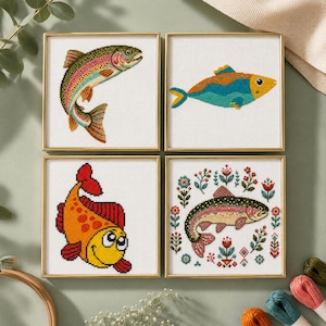 Peut inclure: Quatre œuvres d'art en point de croix encadrées de forme carrée représentant des poissons. L'une montre une truite bondissante, une autre un poisson stylisé bleu et orange, une troisième un poisson orange cartoon et la quatrième une truite entourée de motifs floraux.