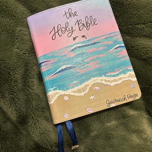 Handgeschilderde bijbel: aangepaste christelijke aandenken