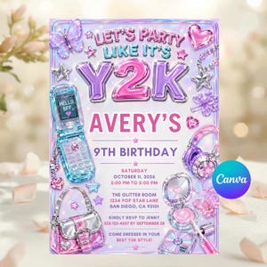 以下が含まれることがあります： Averyの9歳の誕生日を祝うY2Kテーマの招待状。青い折りたたみ式携帯電話、ピンクのハンドバッグ、ヘッドフォン、メイクアップコンパクトが描かれています。テキストには「Let's Party Like It's Y2K, Avery's 9th Birthday, 2026年10月11日土曜日、午後2時から午後5時まで」と記載されています。