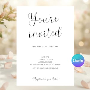 Könnte beinhalten: Weiße Einladungskarte mit dem Schriftzug "You're invited" in eleganter schwarzer Schrift. Details der besonderen Feier: Datum, Uhrzeit, Ort und RSVP-Informationen. Das Canva-Logo befindet sich unten rechts.