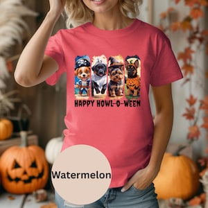 Può includere: T-shirt color anguria con grafica a tema Halloween raffigurante quattro cani dei cartoni animati in costume. Il testo "HAPPY HOWL-O-WEEN" è stampato sotto. La maglietta è in materiale morbido.