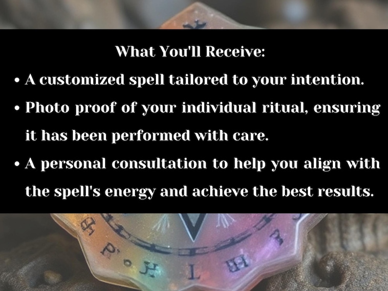 Op de afbeelding: Een zwart-wit afbeelding met tekst die luidt "What You'll Receive:" gevolgd door drie opsommingstekens. De opsommingstekens beschrijven de aangeboden diensten: een aangepaste spreuk, fotobewijs van het ritueel en een persoonlijk consult. De afbeelding bevat ook een close-up van een kleurrijk, cirkelvormig object met een ontwerp dat lijkt op een kompas.