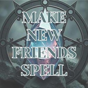 Könnte beinhalten: Ein blauer Kristall mit den Worten "MAKE NEW FRIENDS SPELL" auf einem dunklen Hintergrund mit einem Kompass aus Metall.