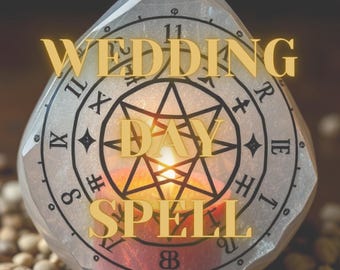 Könnte beinhalten: Nahaufnahme einer durchsichtigen Glaskugel mit einem goldenen Stern- und Kreisdesign. Die Kugel liegt auf einem Haufen brauner Bohnen. Der Text "WEDDING DAY SPELL" ist in goldenen Buchstaben auf der Kugel geschrieben.