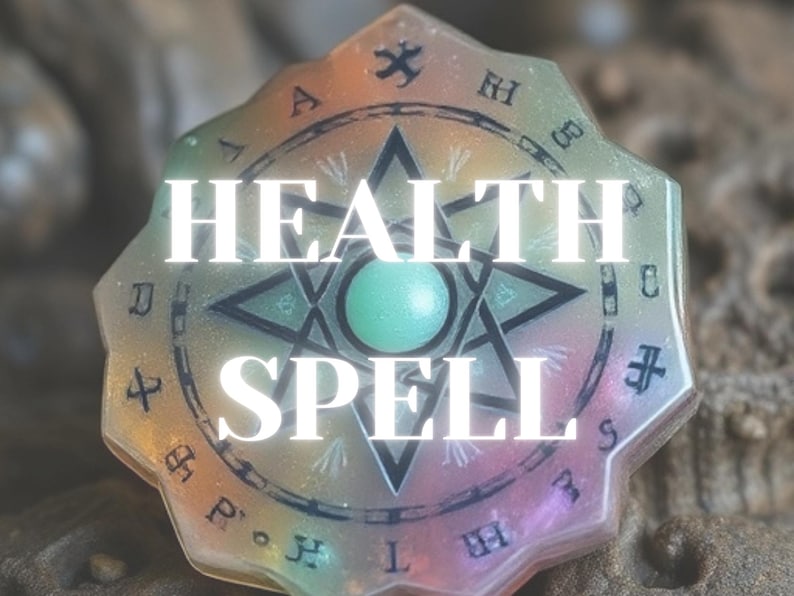 Op de afbeelding: Een transparante, veelkleurige, stervormige harsbedel met een groene edelsteen in het midden. De bedel heeft de woorden "HEALTH SPELL" erop.