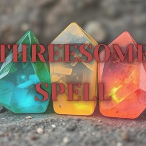 Pode incluir: Três objetos coloridos, facetados, com forma de cristal, dispostos em fila. Os objetos são verde, amarelo e laranja. O texto "THREESOME SPELL" está escrito em vermelho acima dos objetos.