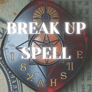Puede incluir: Un colgante circular rojo y negro con una estrella de cinco puntas y las palabras "BREAK UP SPELL" en texto blanco.